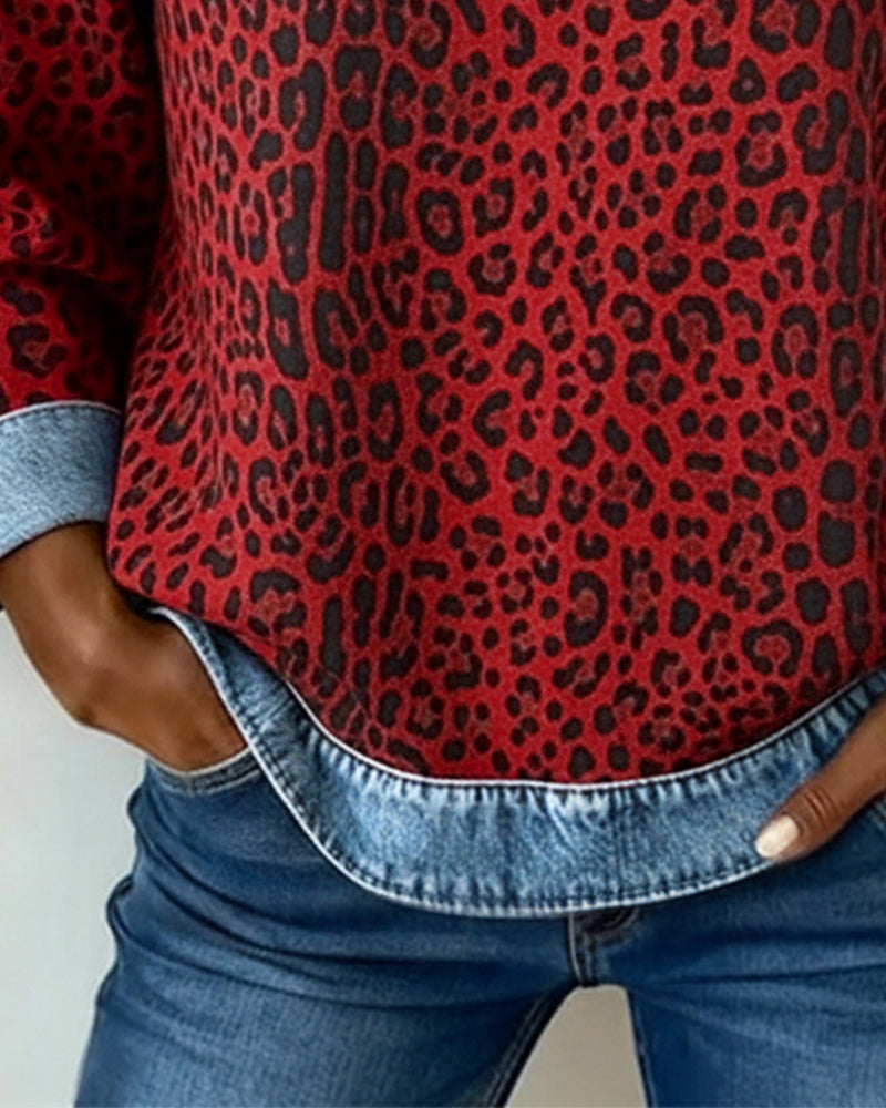 Felpa stampata leopardata con patchwork in denim
