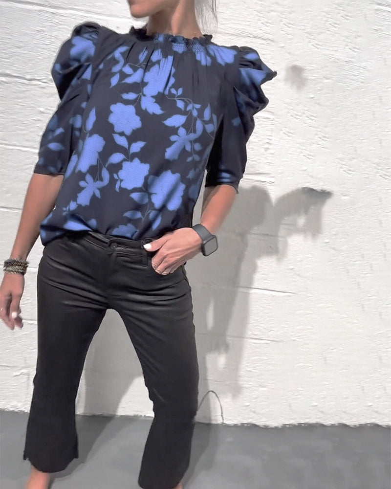 Camicia con maniche a sbuffo e volant