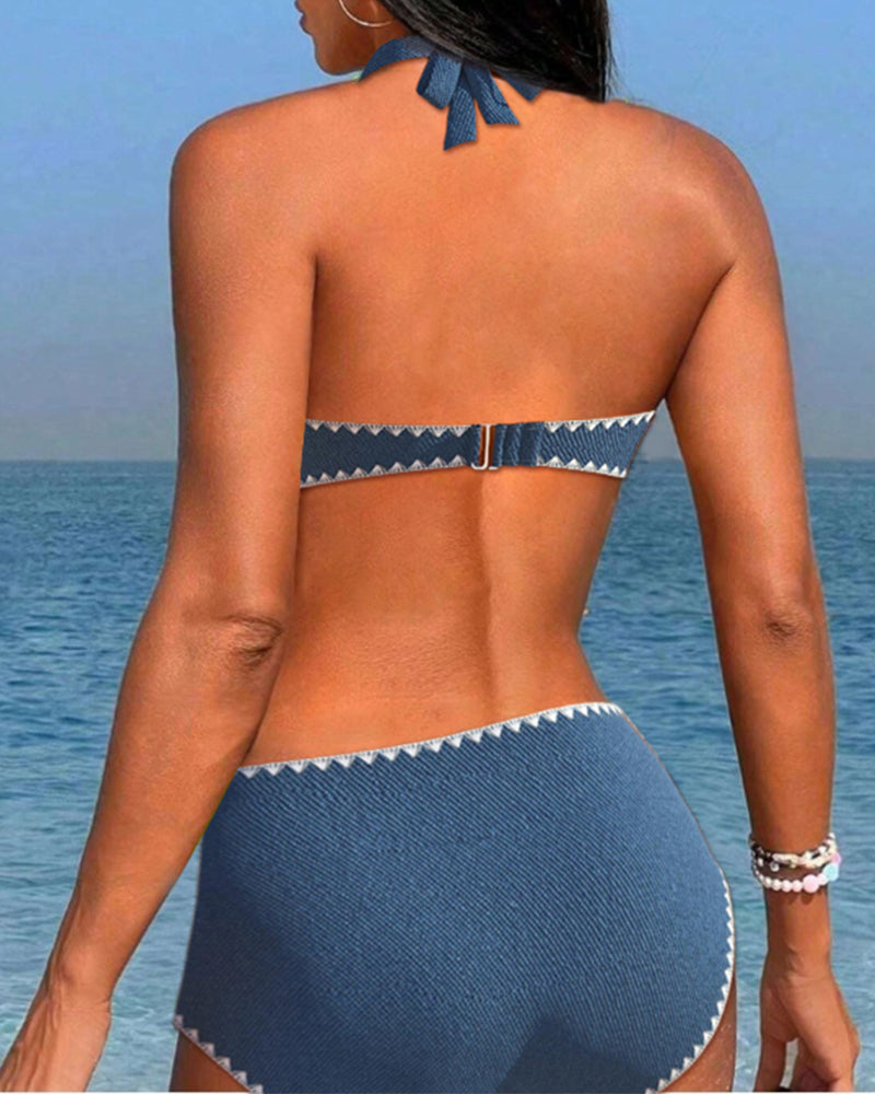 Bikini estivo semplice con scollo all'americana e arricciature