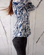Blusa casual abbottonata con stampa a foglie, scollo a V e maniche a tre quarti