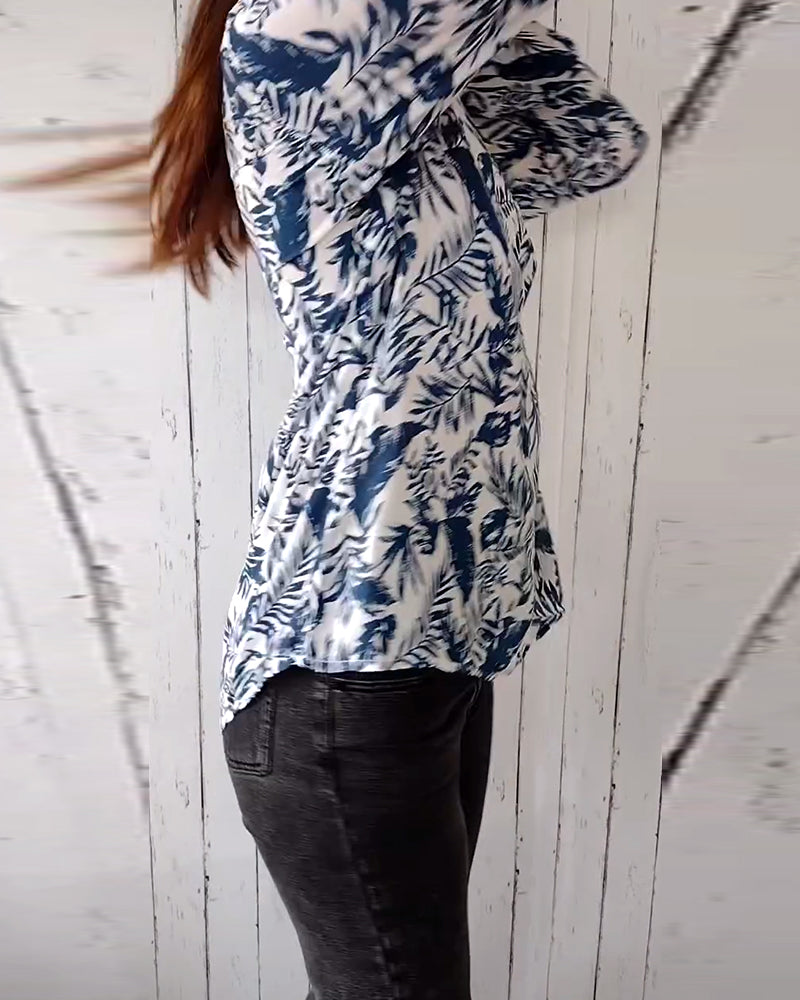 Blusa casual abbottonata con stampa a foglie, scollo a V e maniche a tre quarti