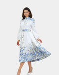 Amelia – Eleganza senza tempo in blu floreale con collo alto