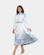 Amelia – Eleganza senza tempo in blu floreale con collo alto