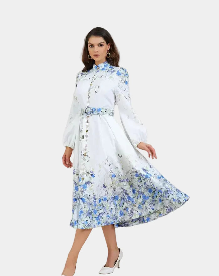 Amelia – Eleganza senza tempo in blu floreale con collo alto