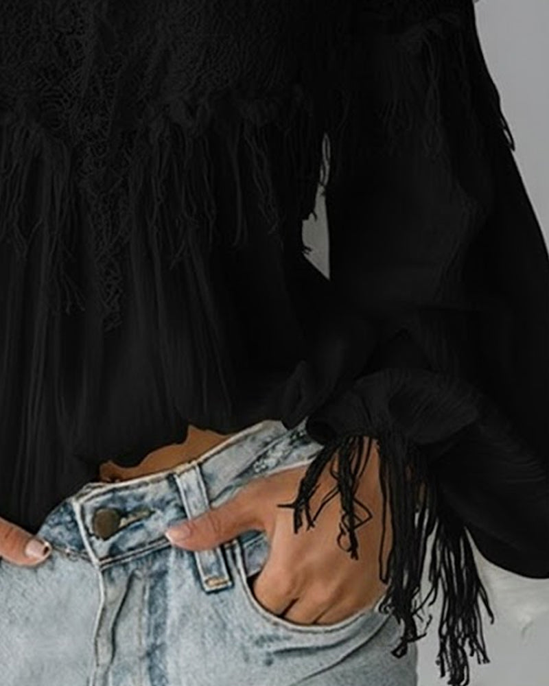 Top con spalline scoperte, pizzo e nappe