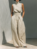 Set composto da blusa senza maniche e pantaloni a gamba larga in misto cotone e lino.