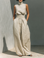 Set composto da blusa senza maniche e pantaloni a gamba larga in misto cotone e lino.