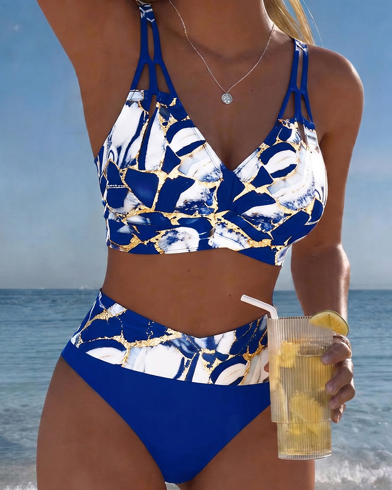 Bikini con bretelle e intagli design