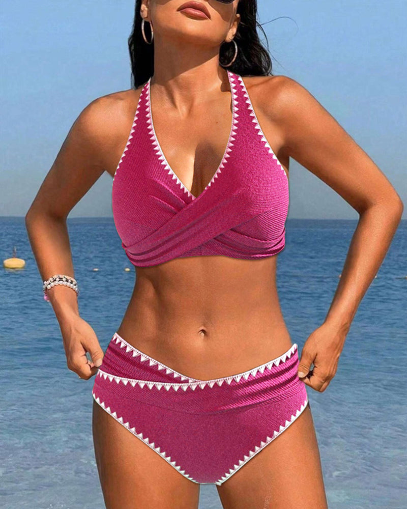 Bikini estivo semplice con scollo all'americana e arricciature
