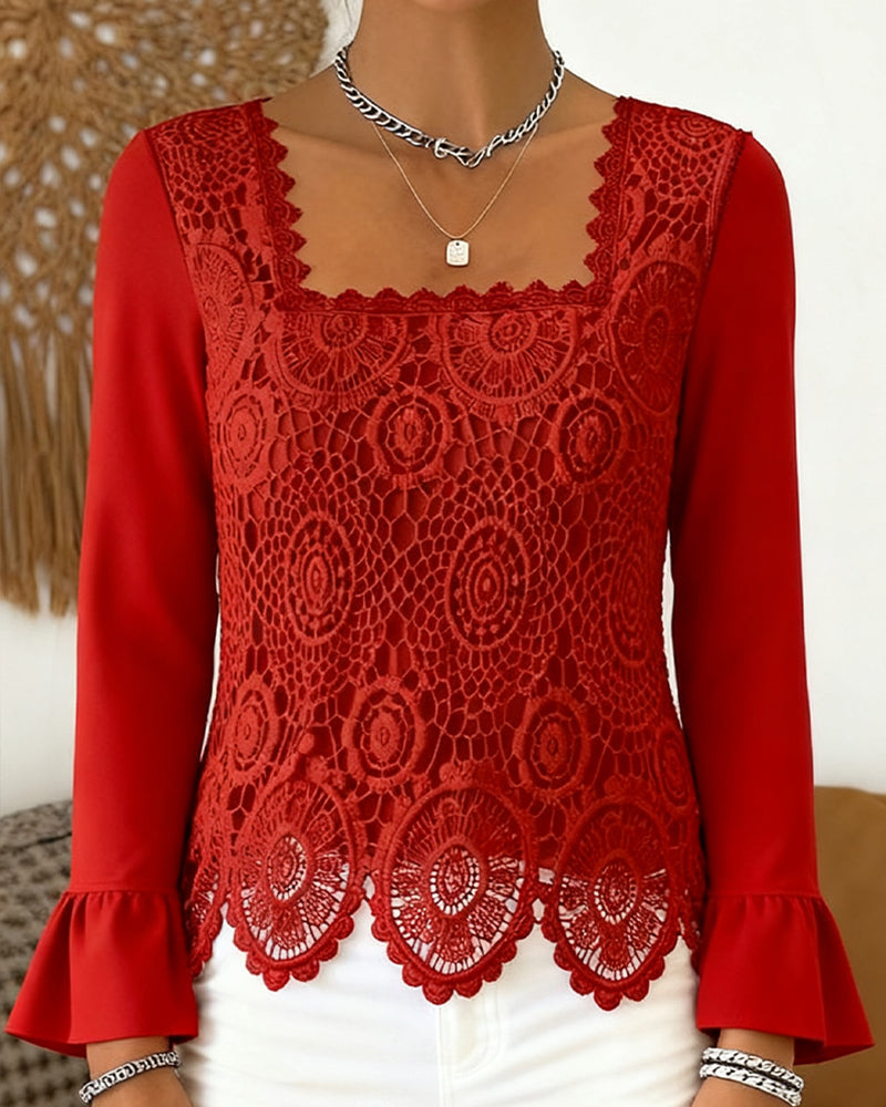 Camicetta all'uncinetto con scollo ampio e dettagli patchwork