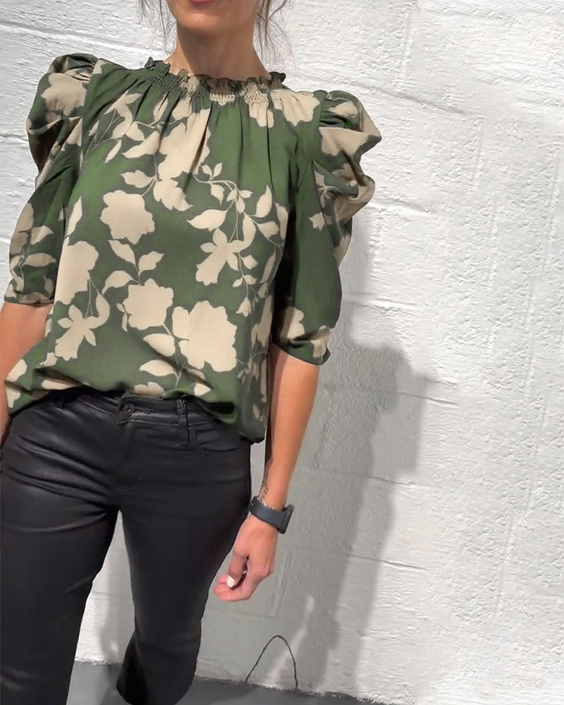 Camicia con maniche a sbuffo e volant