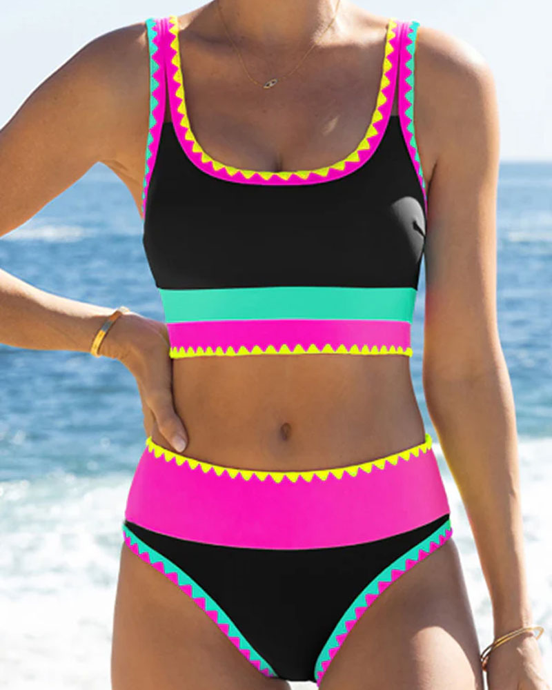 Elegante costume da bagno a tre pezzi con blocchi di colore