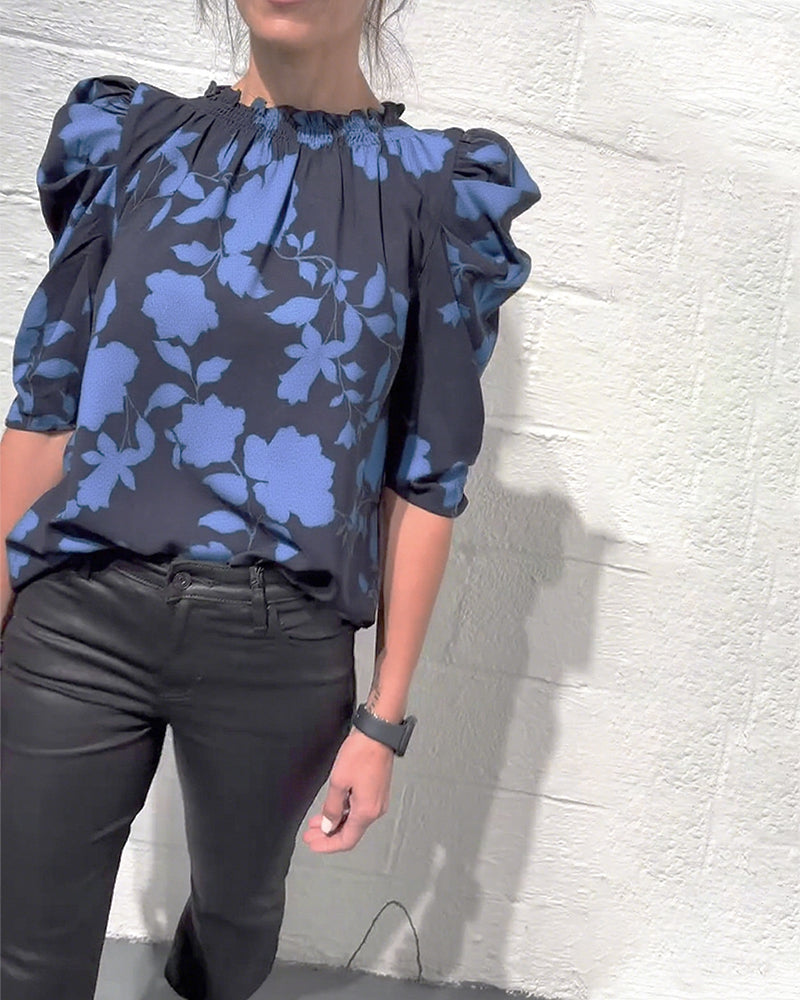 Camicia con maniche a sbuffo e volant