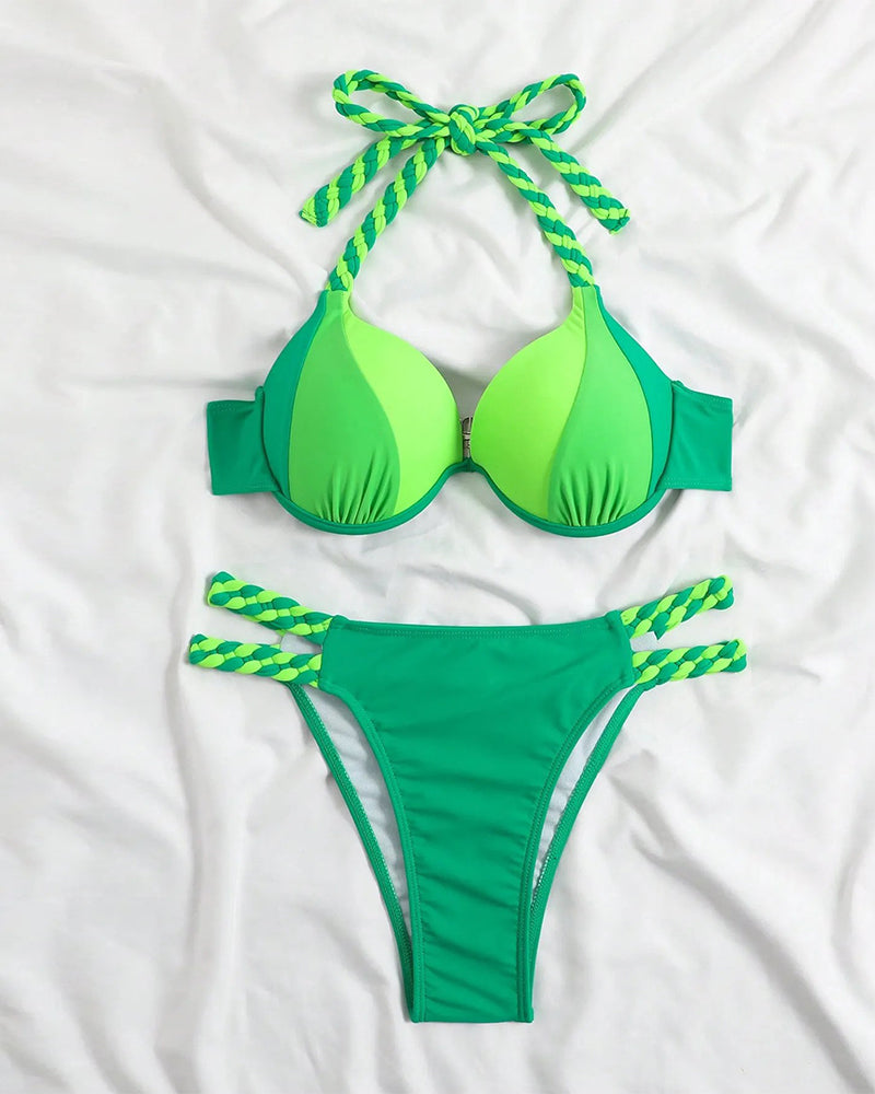 Bikini a fascia color block con scollo all'americana
