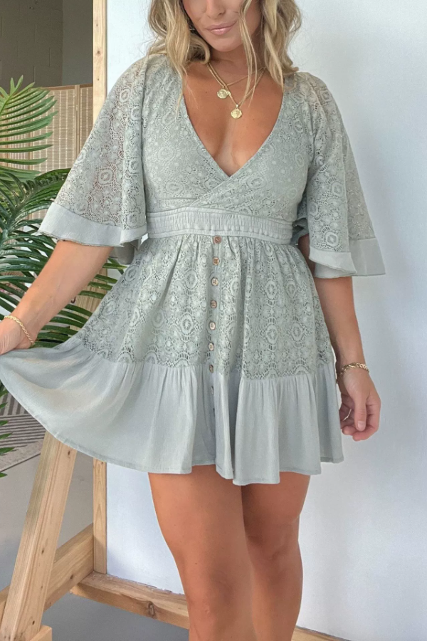 Miniabito in pizzo con dettagli sul retro