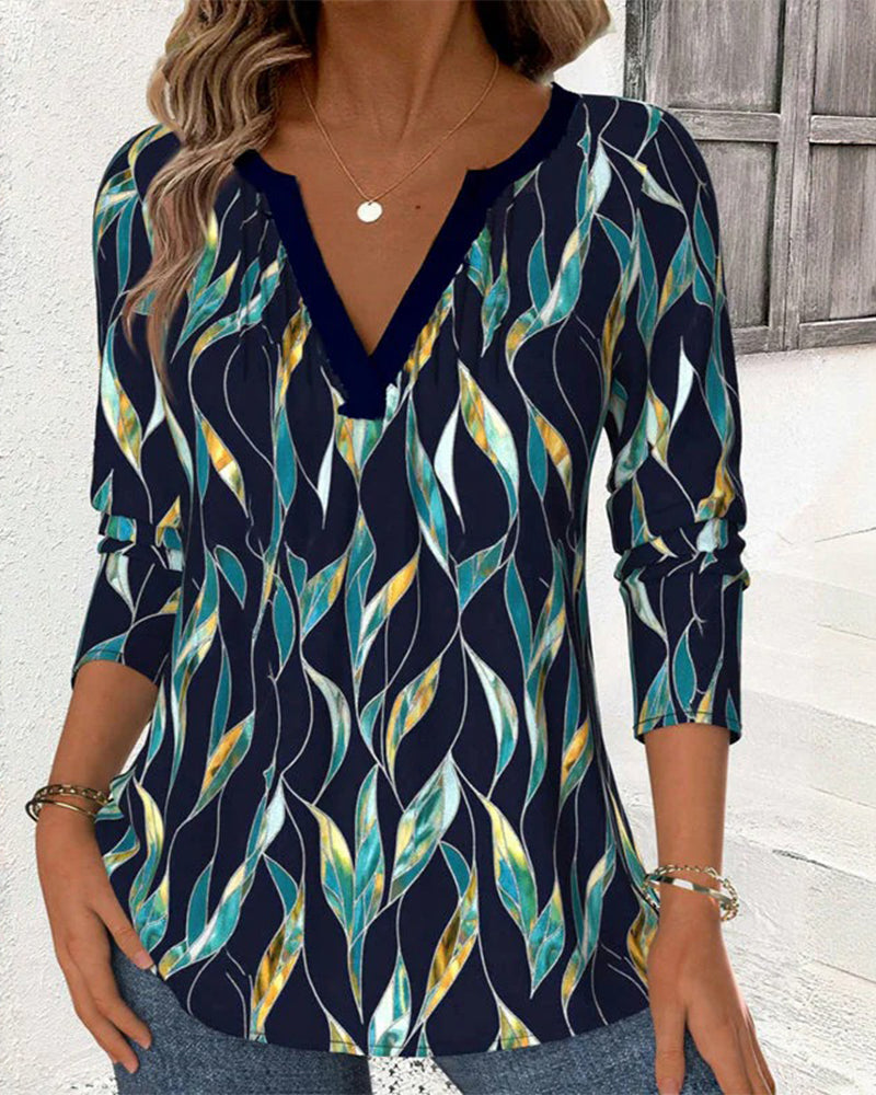 T-shirt casual con stampa foglie e scollo a V