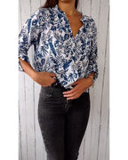 Blusa casual abbottonata con stampa a foglie, scollo a V e maniche a tre quarti