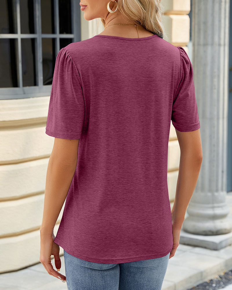 T-shirt scollato a U arricciato a tinta unita