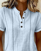 T-shirt casual con scollo a V e bottoni