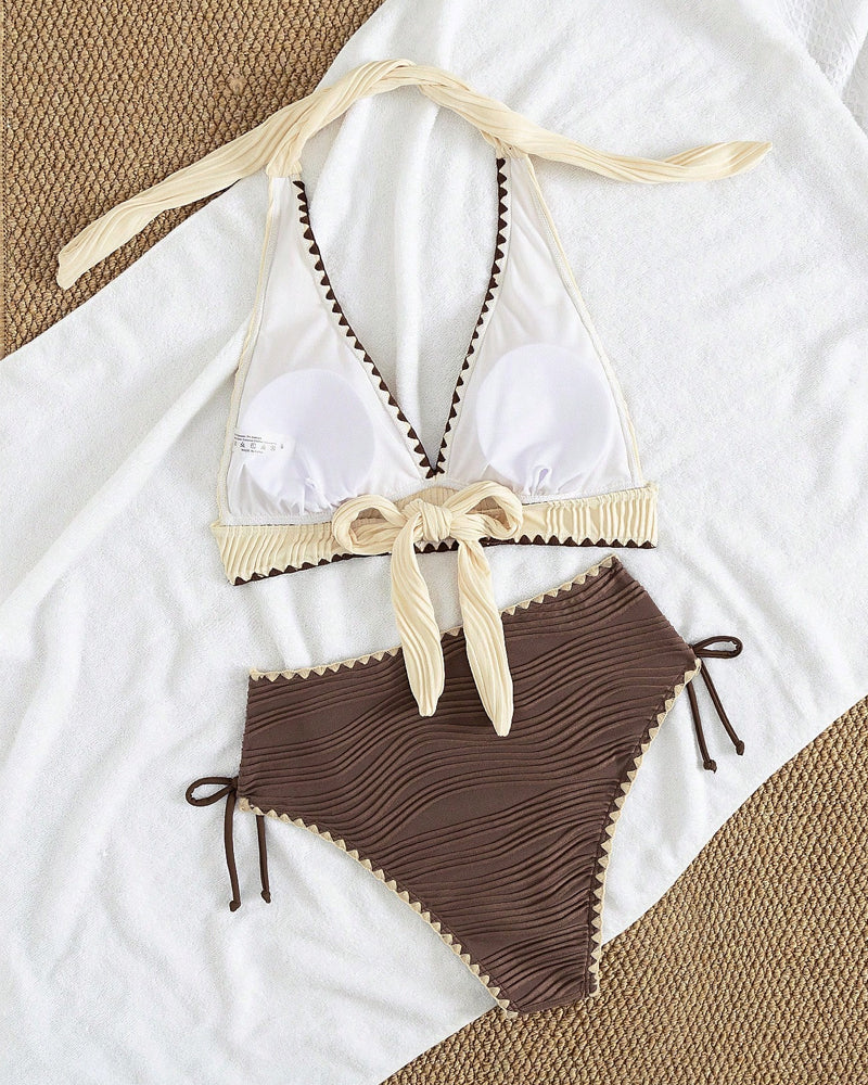 Completo bikini a due pezzi con scollo all'americana e design a colori a contrasto