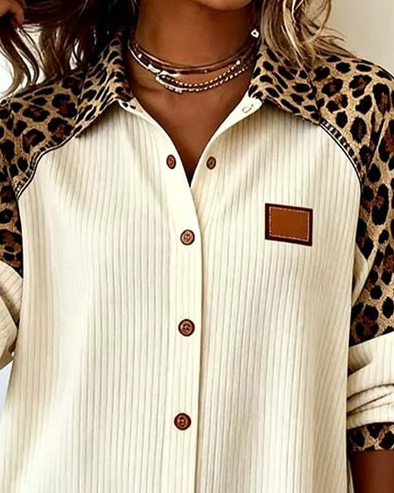 Camicia con colletto a revers, abbottonata, stampa leopardata