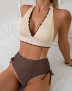 Completo bikini a due pezzi con scollo all'americana e design a colori a contrasto