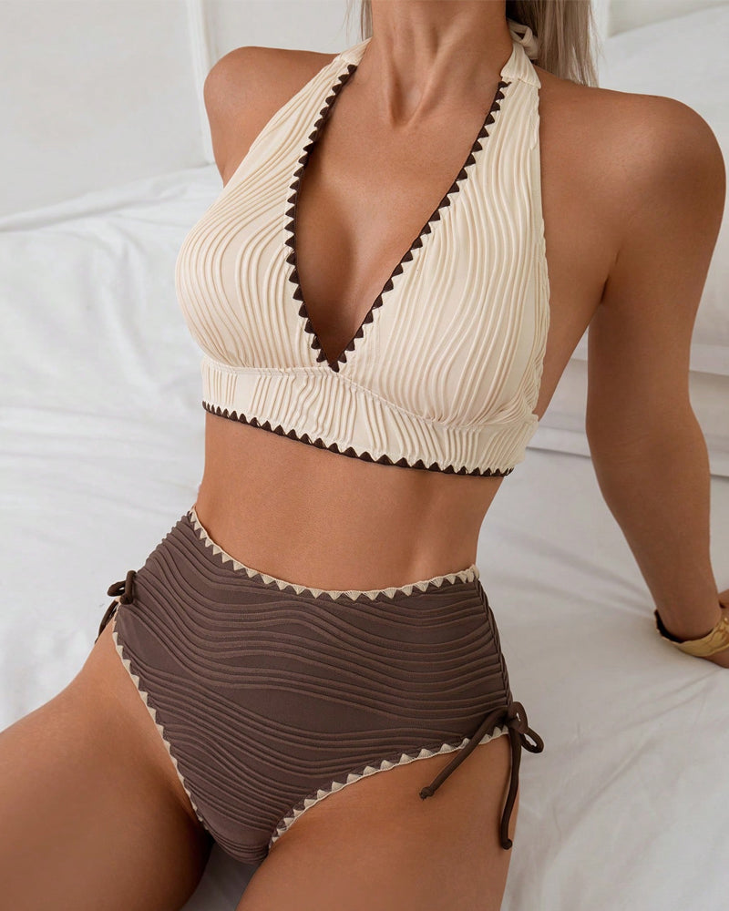 Completo bikini a due pezzi con scollo all'americana e design a colori a contrasto