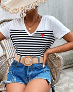 T-shirt versatile a righe con scollo a V