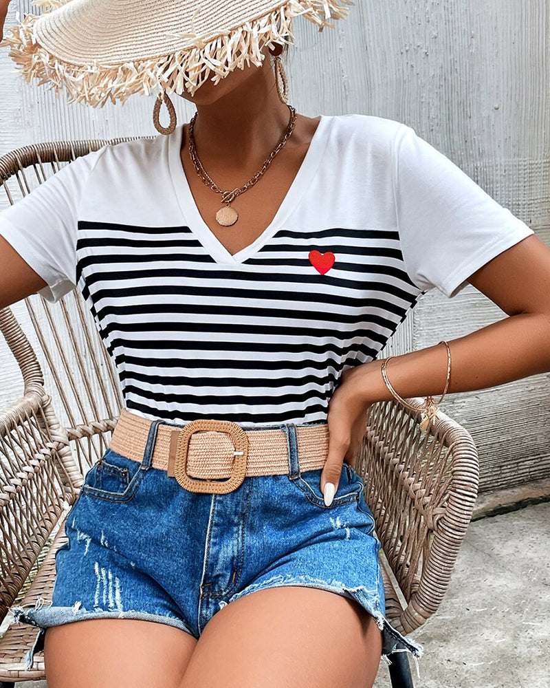 T-shirt versatile a righe con scollo a V