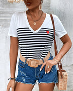 T-shirt versatile a righe con scollo a V