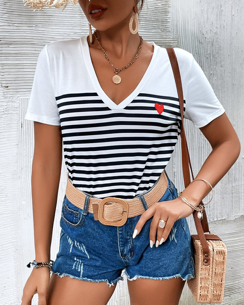 T-shirt versatile a righe con scollo a V