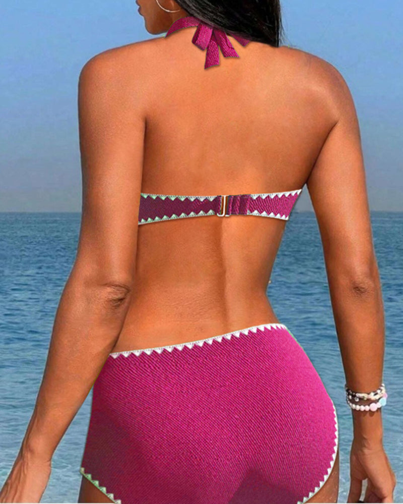 Bikini estivo semplice con scollo all'americana e arricciature