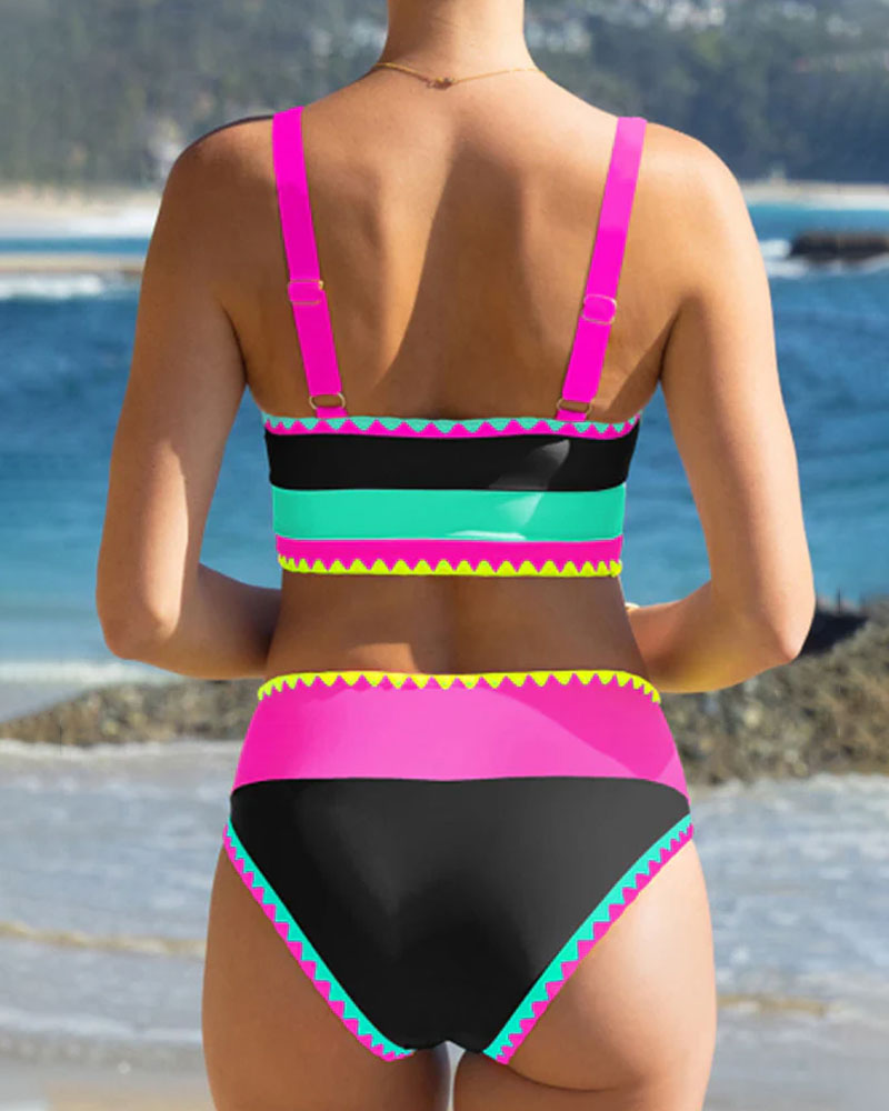 Elegante costume da bagno a tre pezzi con blocchi di colore