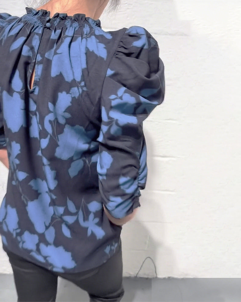 Camicia con maniche a sbuffo e volant