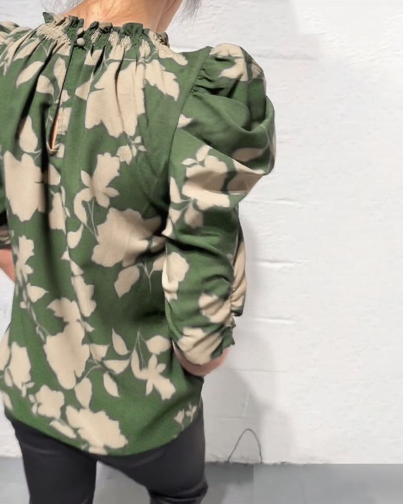 Camicia con maniche a sbuffo e volant