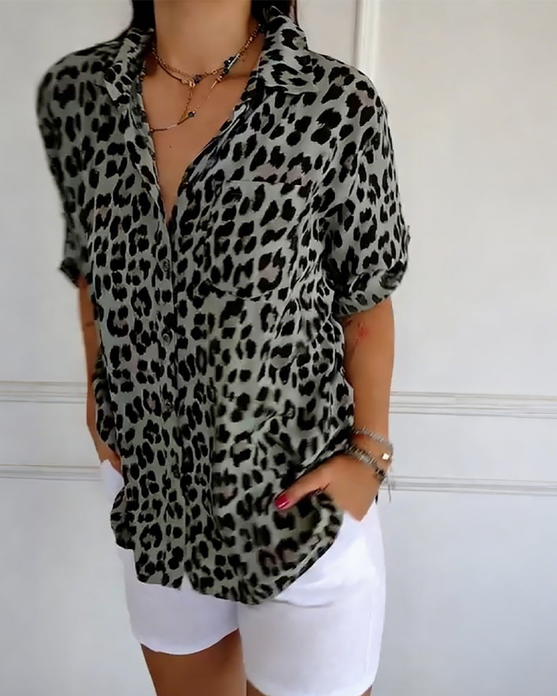 Camicette alla moda con stampa leopardata