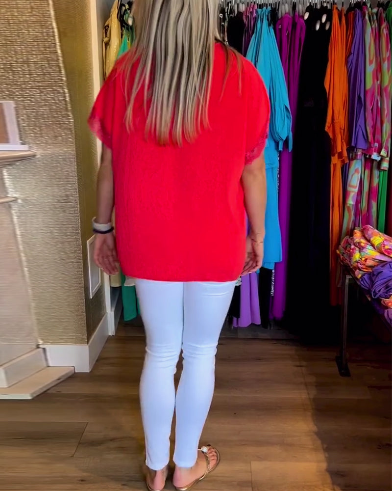 Top a tinta unita con scollo a V e pizzo a contrasto