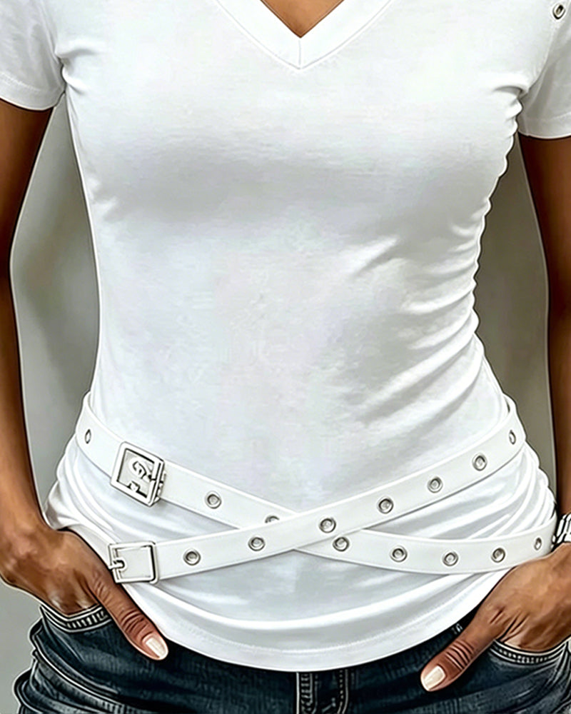 T-shirt slim con scollo a incrocio e intagli
