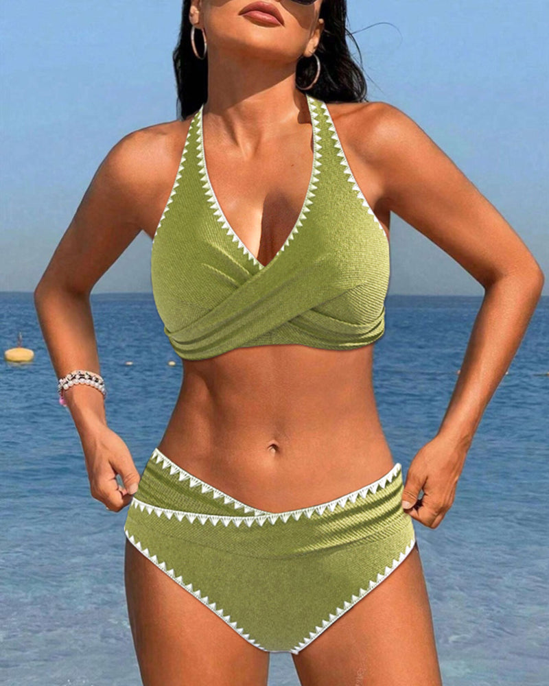 Bikini estivo semplice con scollo all'americana e arricciature