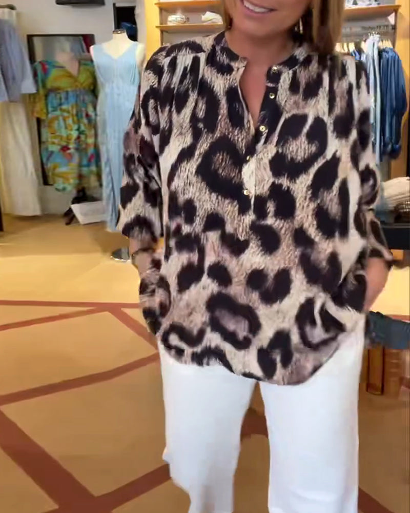 Camicetta oversize con stampa leopardata e mezza abbottonatura
