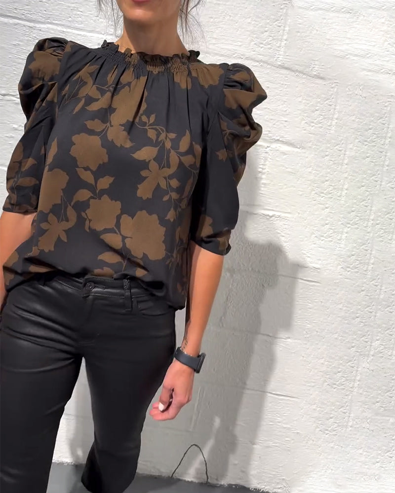 Camicia con maniche a sbuffo e volant