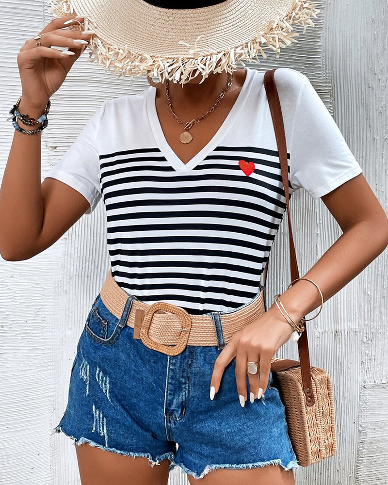 T-shirt versatile a righe con scollo a V