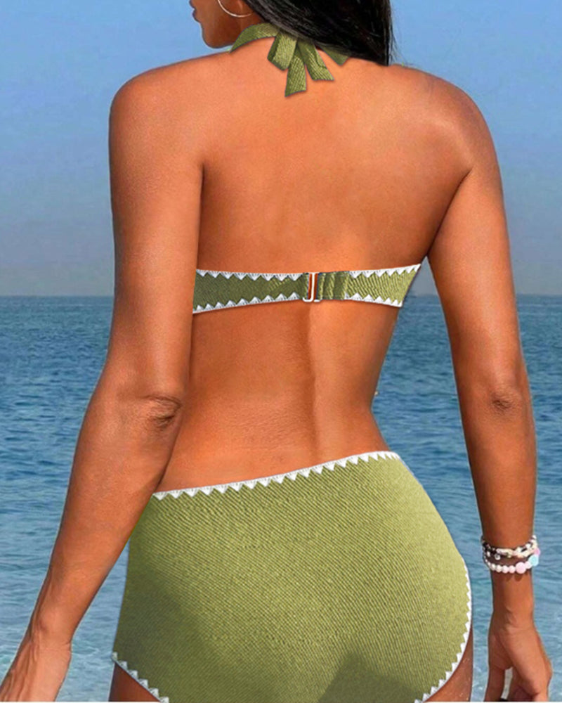 Bikini estivo semplice con scollo all'americana e arricciature