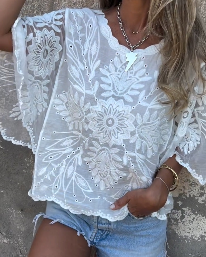 Blusa con maniche a farfalla, scollo rotondo e ricamo