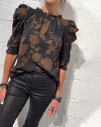Camicia con maniche a sbuffo e volant