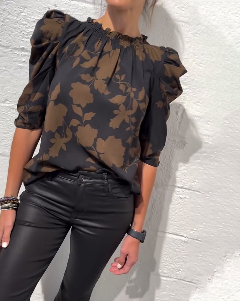 Camicia con maniche a sbuffo e volant
