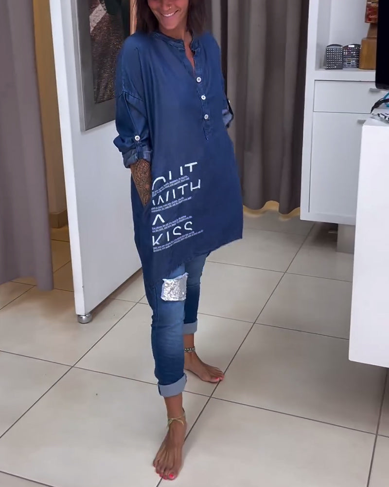 Camicia abbottonata asimmetrica con stampa di lettere