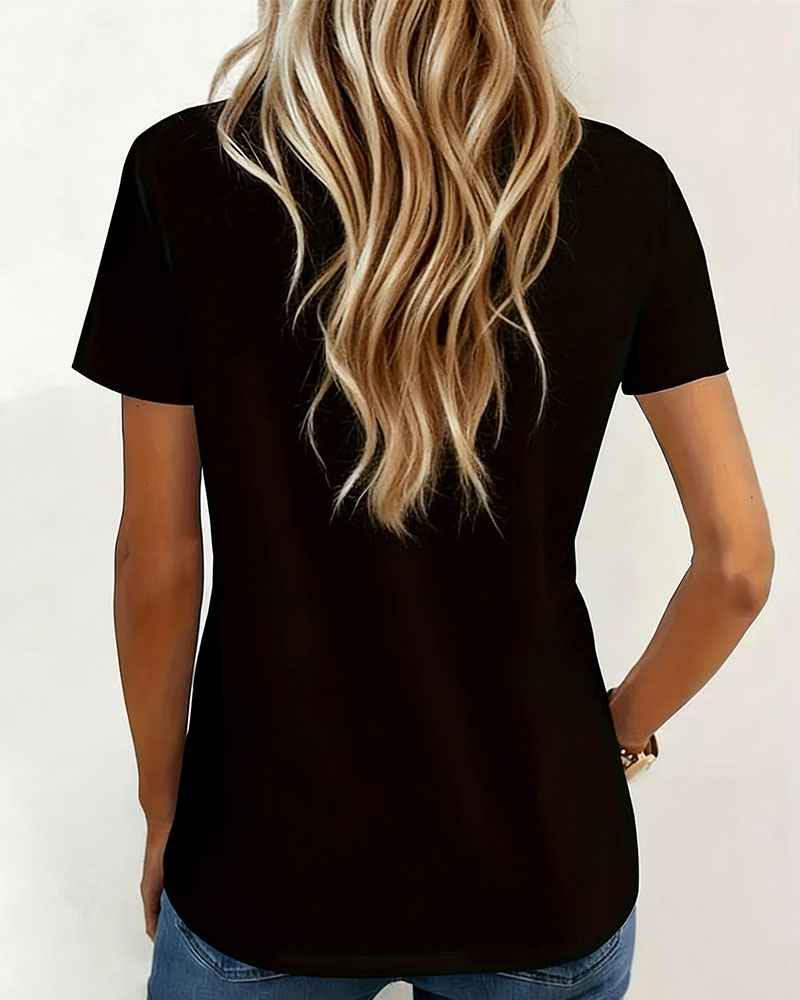 T-shirt con scollo a V e taschino a contrasto