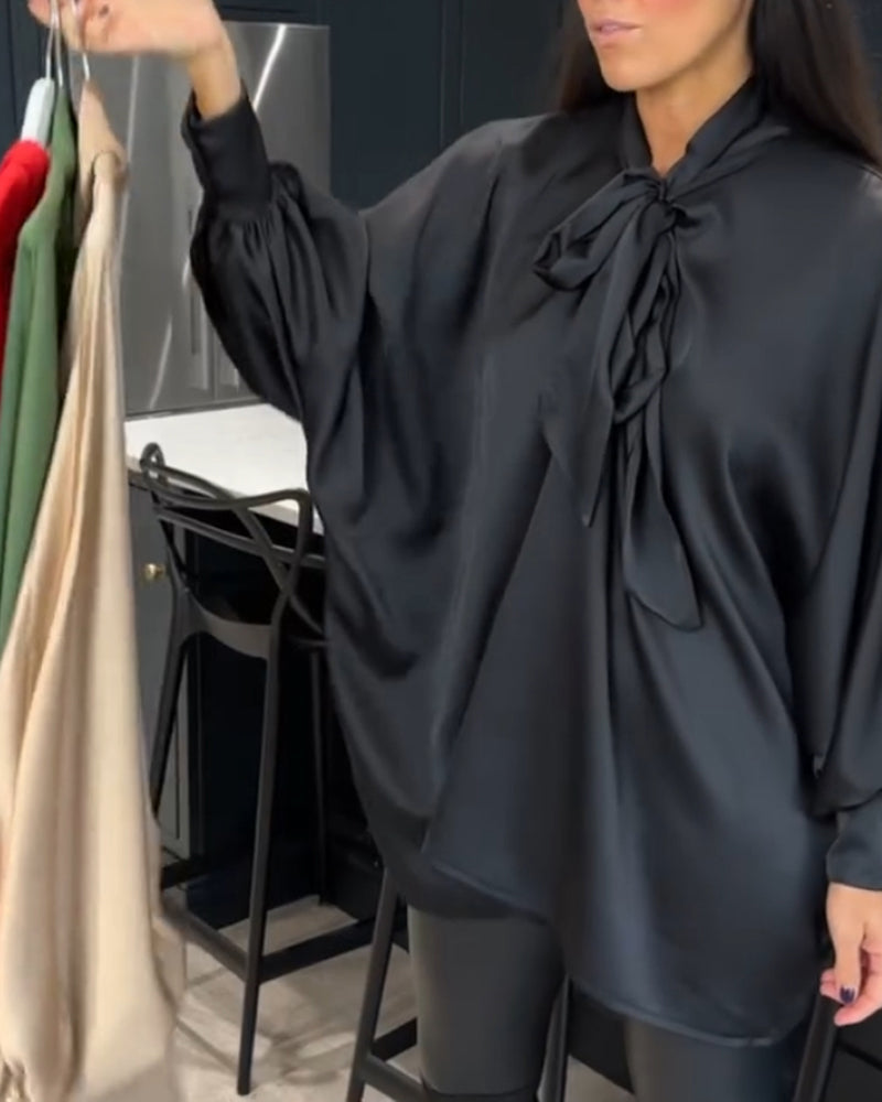 Con nastro monocolore e camicetta elegante