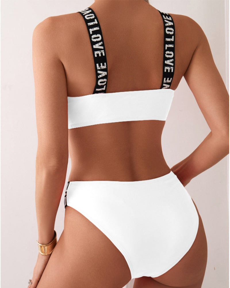 Bikini a due pezzi con reggiseno a fascia e bretelle